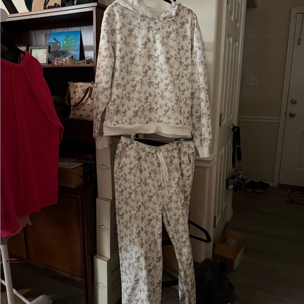 Floral Women's Jogger Set - White and Gray
